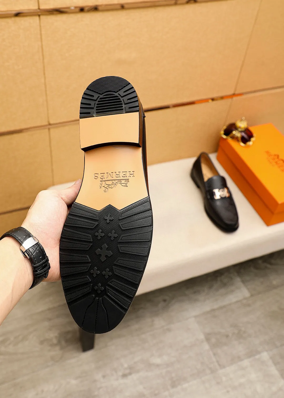 Men's shoes 💰442 💐 Product trademark: HERMES "Hermès" casual leather shoes Regular size: 38-44 (45🉑️customized) Product materials: Selected imported first-layer calfskin embroidered upper + luxury hardware buckle, imported water-dyed 🐂 cowhide lining. Strong three-dimensional visual effect, combined outsole Color: 1⃣️color optional